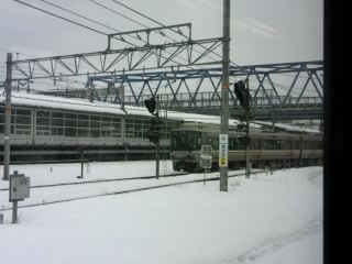 雪の中、長浜駅構内で待っている電車